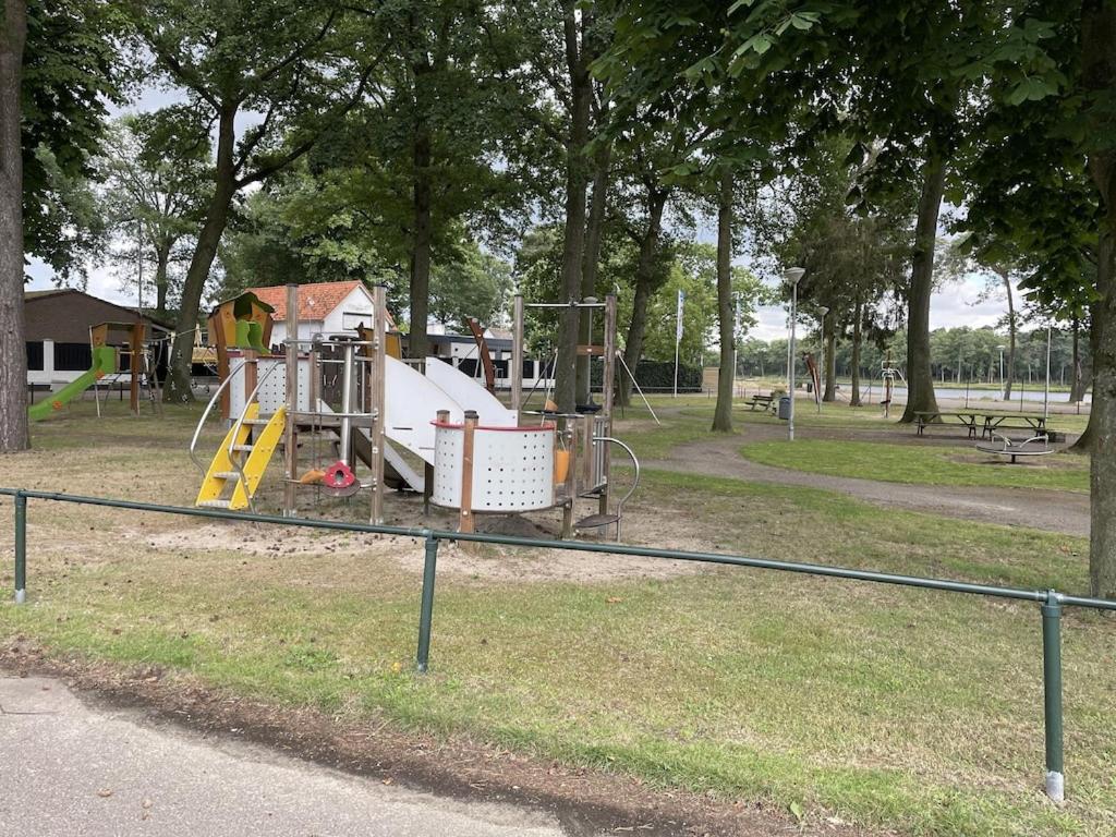 Freistehendes Ferienhaus Am See Naehe Roermond Heel 外观 照片