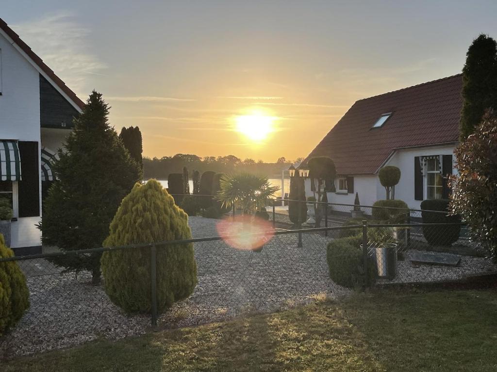 Freistehendes Ferienhaus Am See Naehe Roermond Heel 外观 照片